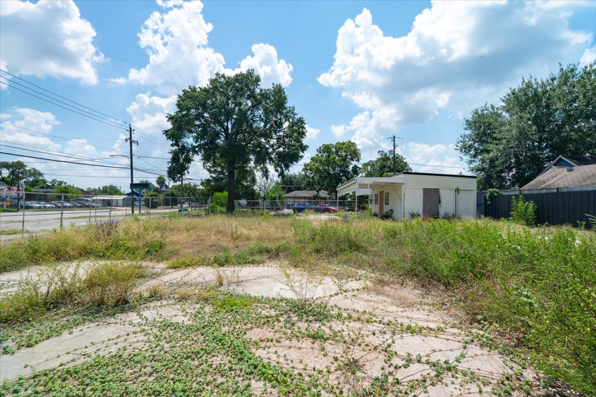 741 McDaniel Street Houston, TX 77022 - Photo 6 of 25 a view of a house with a yard