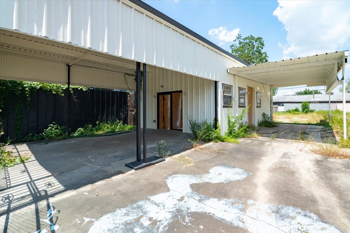 741 McDaniel Street Houston, TX 77022 - Photo 9 of 25 a view of a house with a street