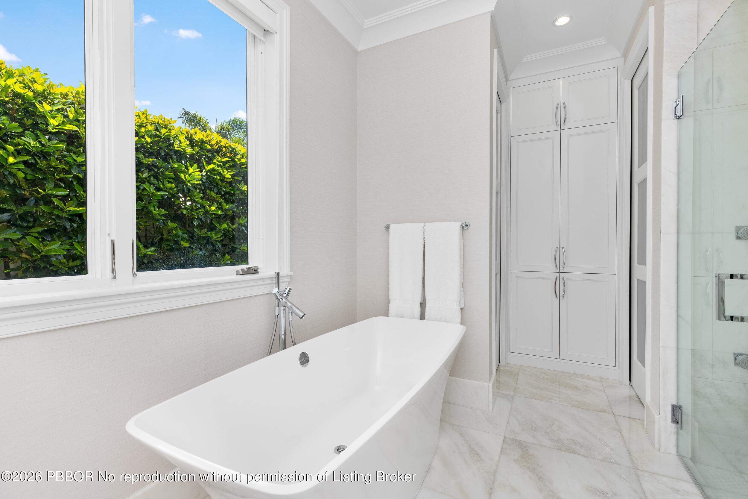 229 Ridgeview Drive Palm Beach, FL 33480 - Photo 19 of 33 Primary Bath