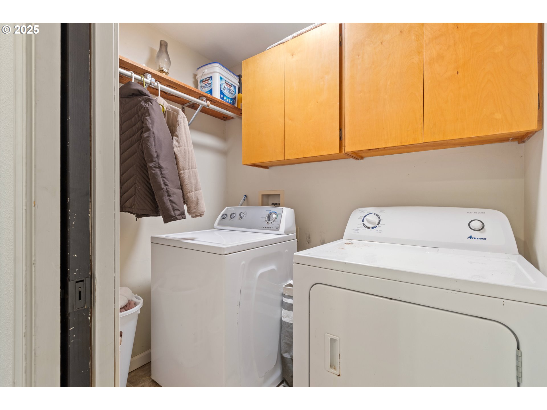 187 Hackett Lane Riddle, OR 97469 - Photo 21 of 48 a utility room with dryer and washer