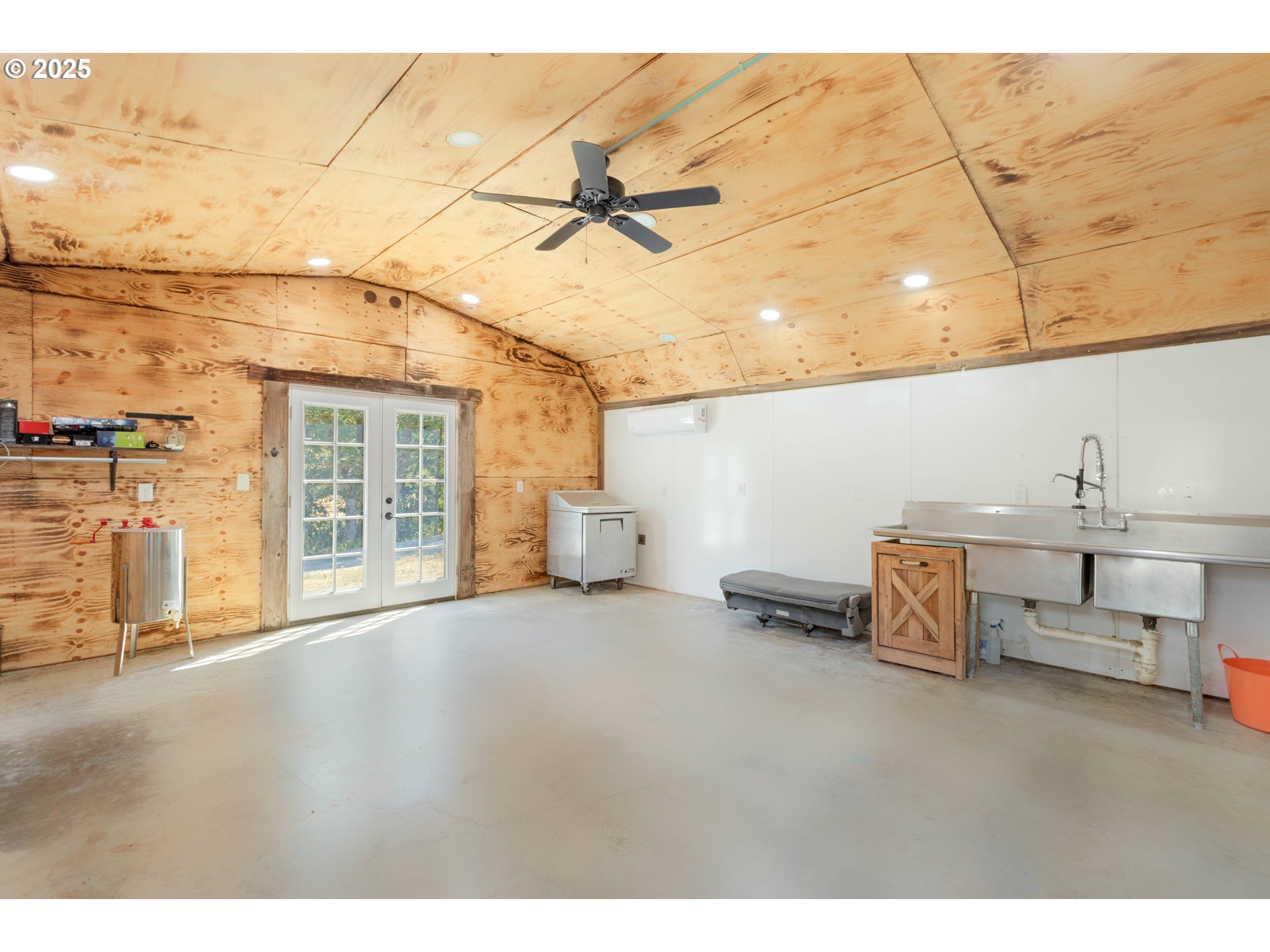 187 Hackett Lane Riddle, OR 97469 - Photo 27 of 48 a view of a livingroom with furniture and a ceiling fan