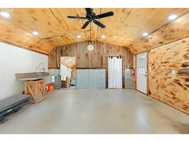 a view of utility room