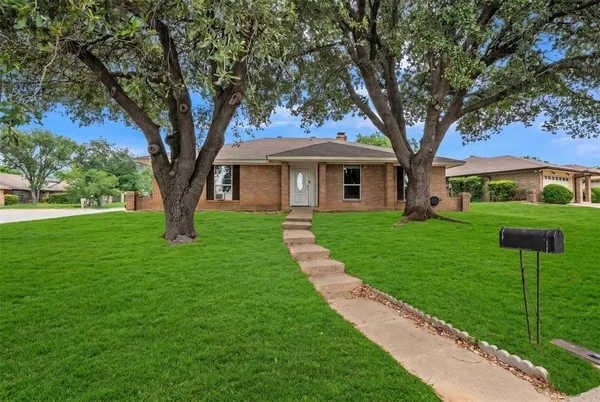 $2,400 | 6801 Penhurst Drive, Fort Worth, TX 76133
