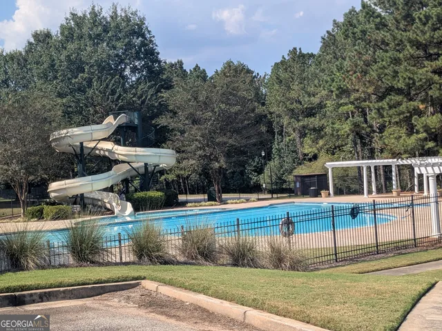 a view of a house with a backyard