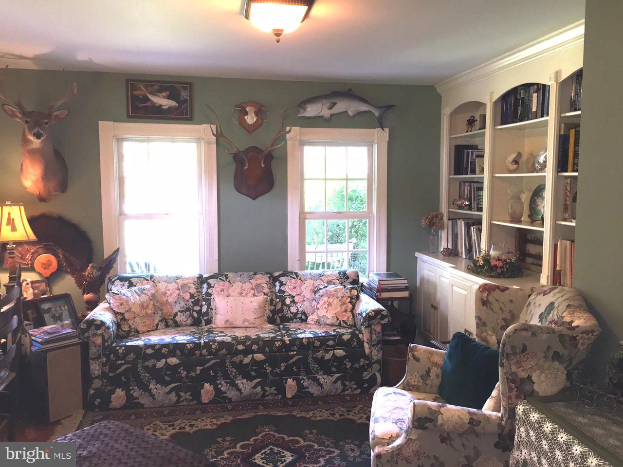 5407 Sumerduck Road Sumerduck, VA 22742 - Photo 24 of 30 a living room with furniture