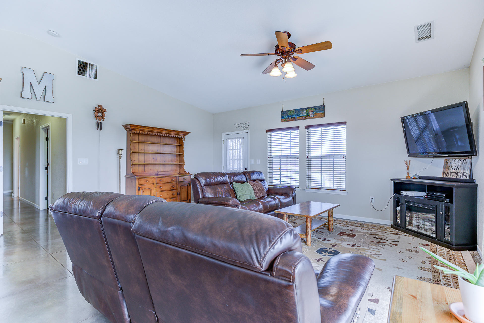 6845 Rawson Road Corning, CA 96021 - Photo 10 of 54 Living room