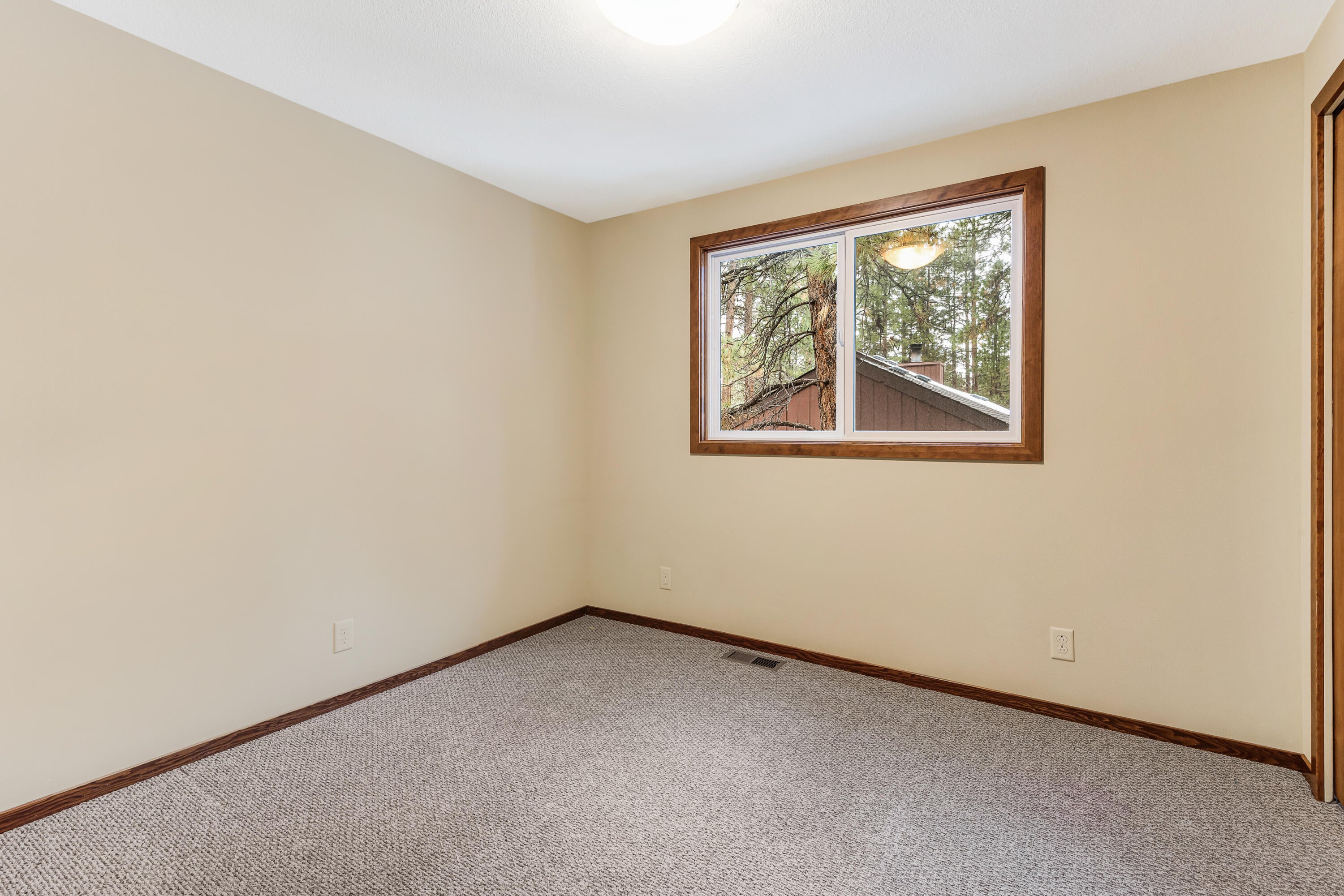 1948 Southwest Forest Ridge Avenue Bend, OR 97702 - Photo 20 of 31 1948 SW Forest Ridge Ave - 20