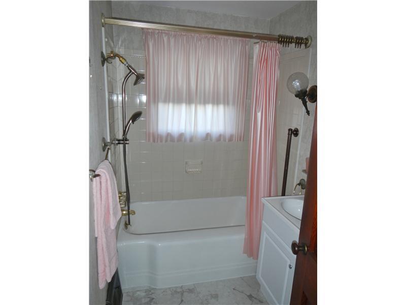 313 High Street Elizabeth, PA 15037 - Photo 13 of 20 Full Bath.