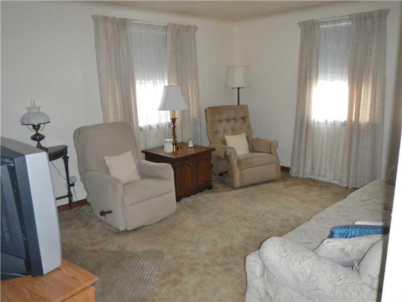 313 High Street Elizabeth, PA 15037 - Photo 6 of 20 Living Room.