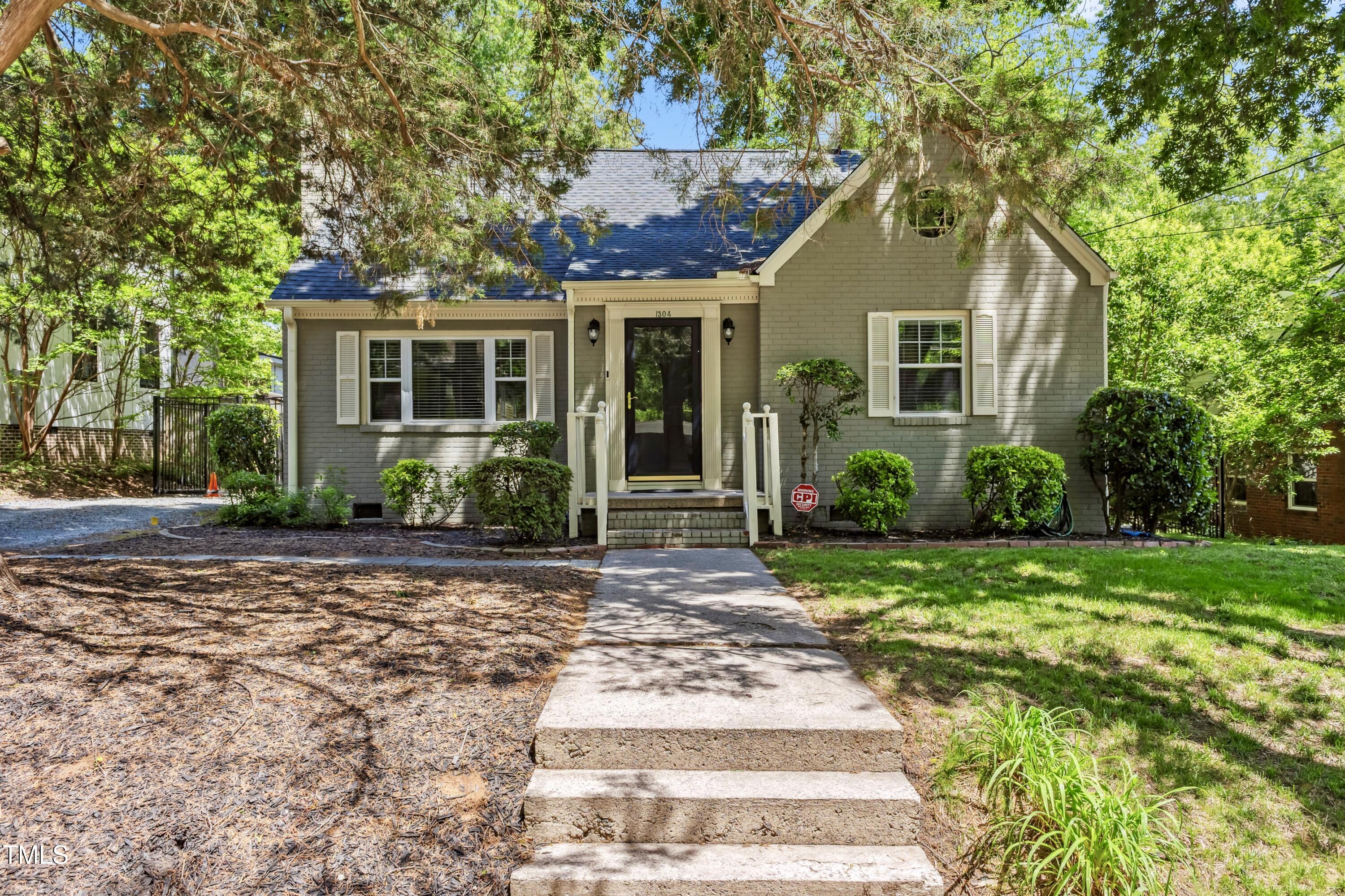 a view of a yard in front of house