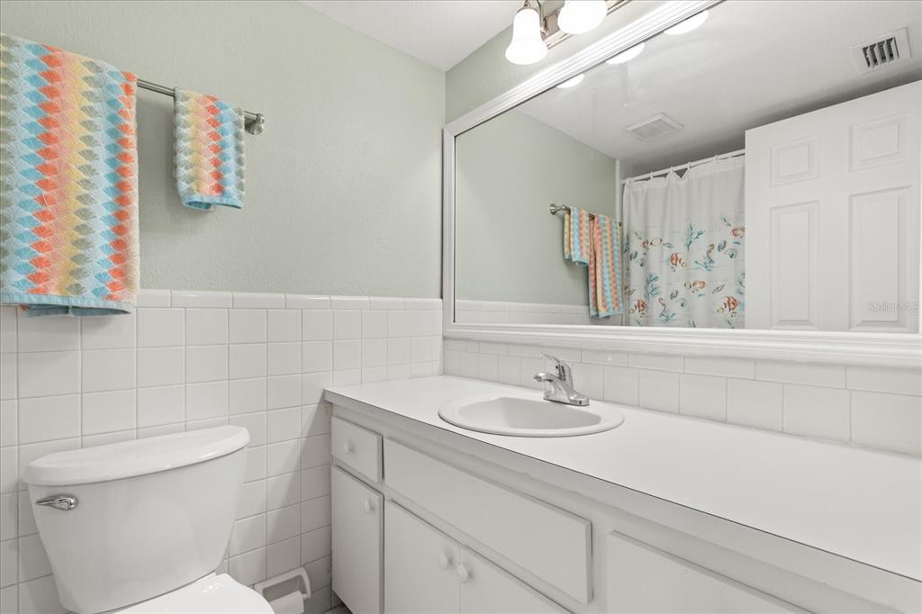 2101 Sunset Point Road, Unit 2703 Clearwater, FL 33765 - Photo 18 of 27 Hall bath