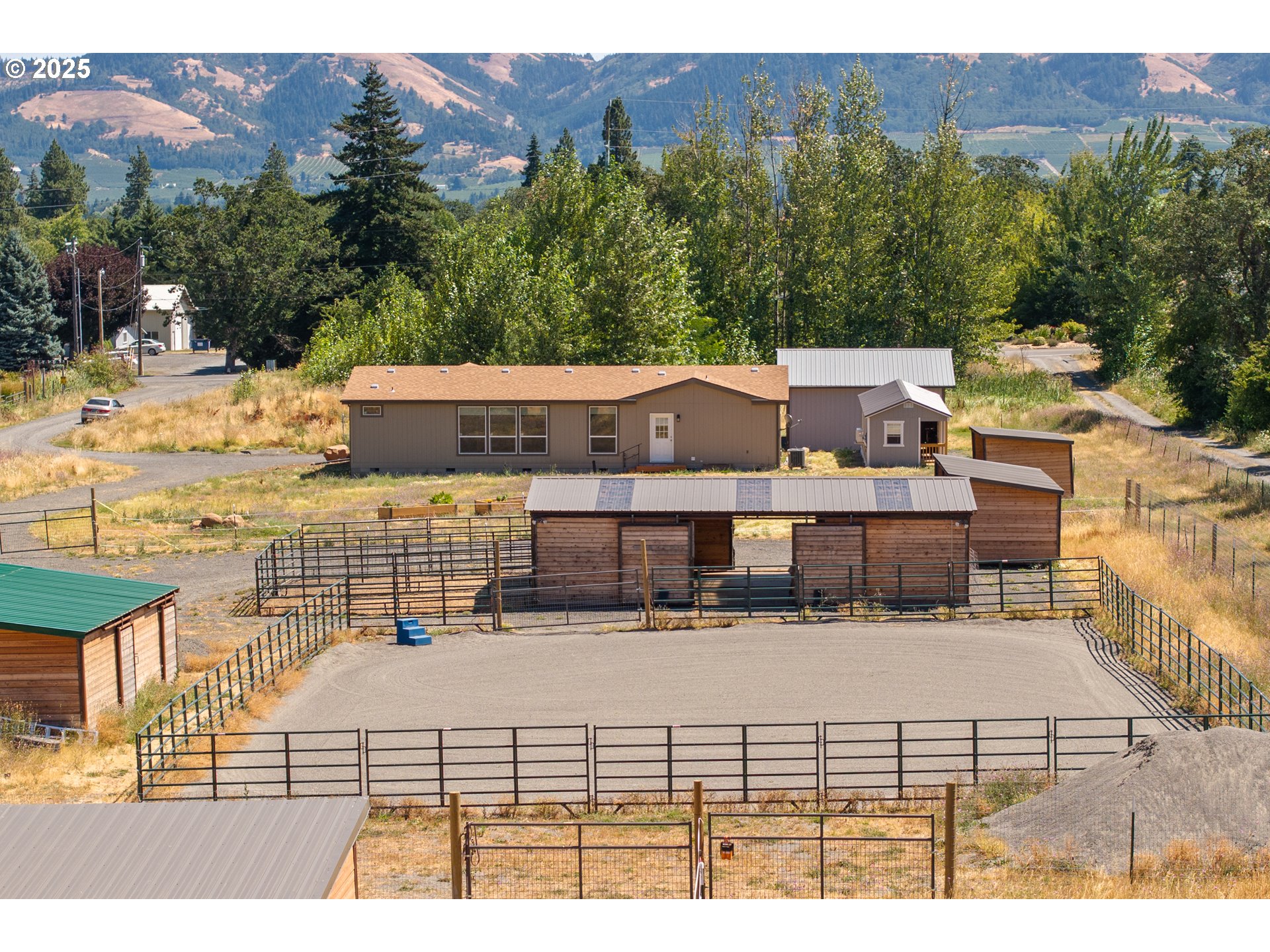 1682 Markham Road Hood River, OR 97031 - Photo 2 of 22 a view of a building