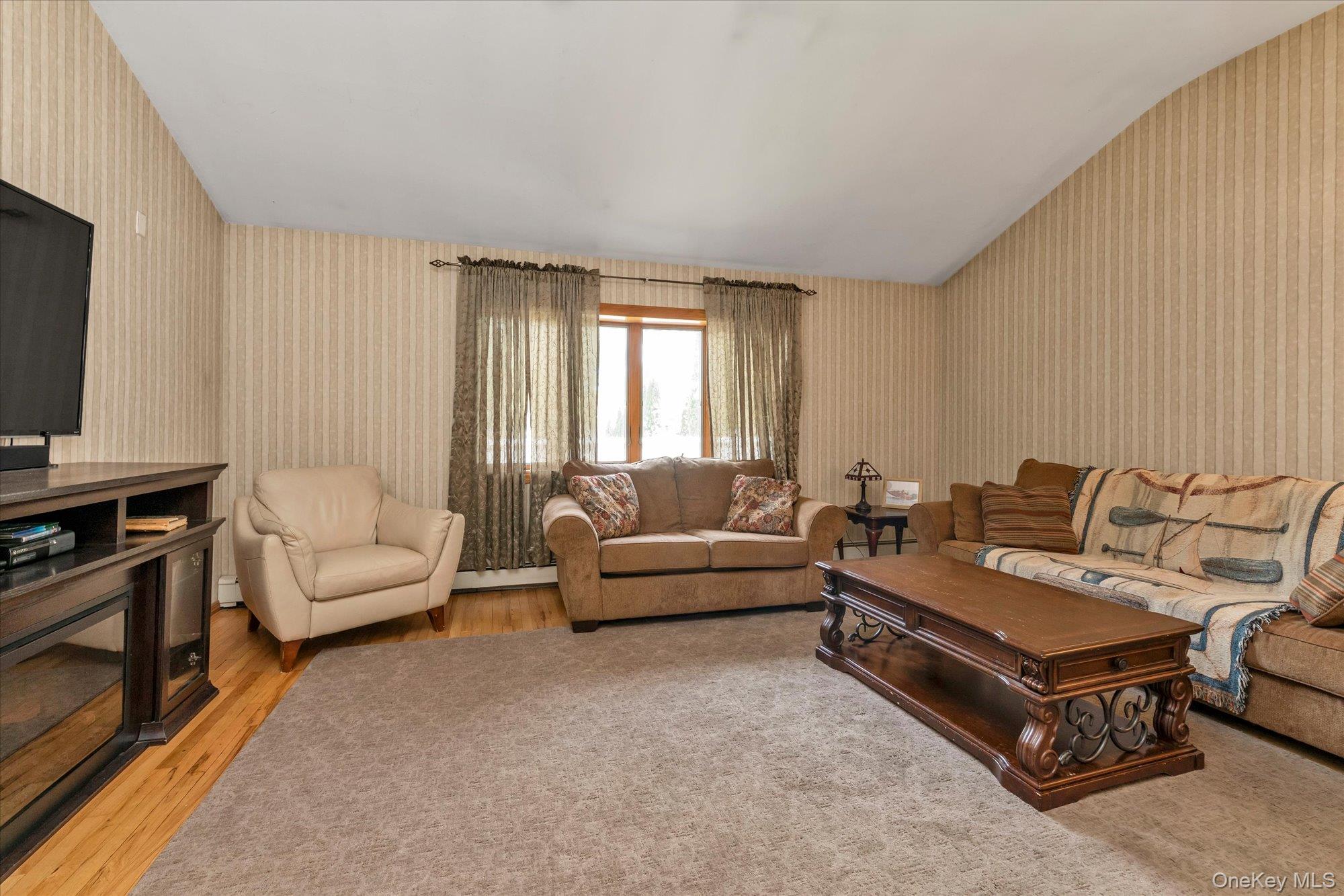 7 Freedom Court Babylon, NY 11702 - Photo 10 of 29