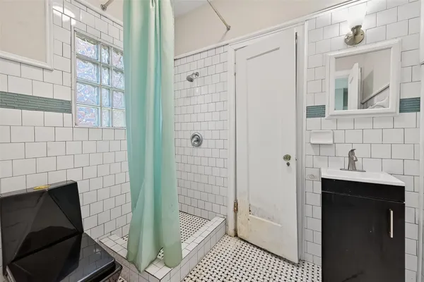 $3,700 | 3410 Austin Street, Houston, TX 77004