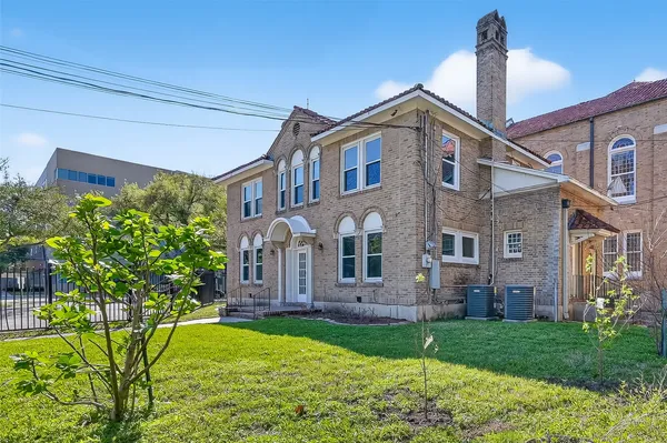 $3,700 | 3410 Austin Street, Houston, TX 77004