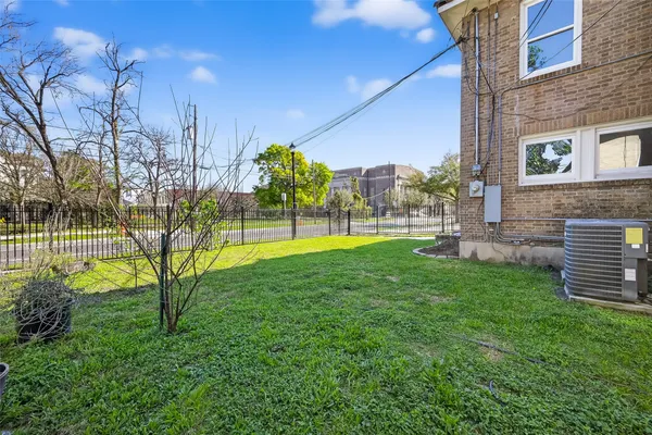 $3,700 | 3410 Austin Street, Houston, TX 77004