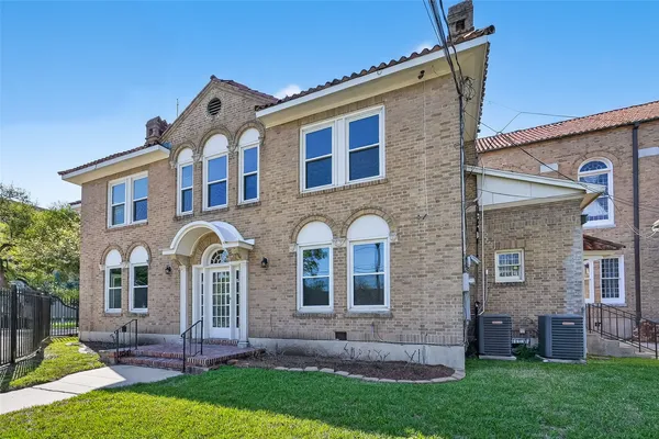 $3,700 | 3410 Austin Street, Houston, TX 77004