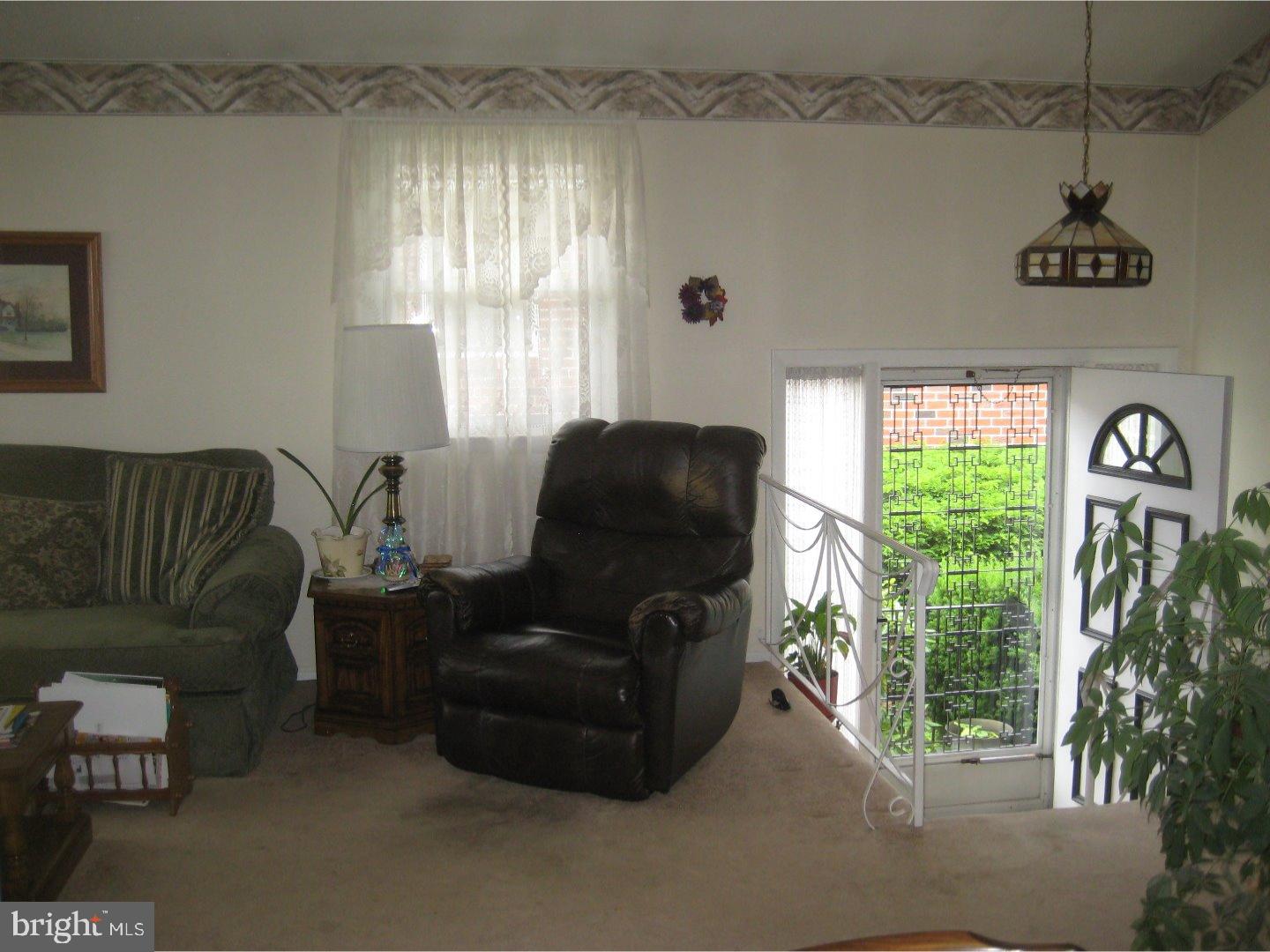 644 Colebrook Road Philadelphia, PA 19115 - Photo 5 of 25 Living Room