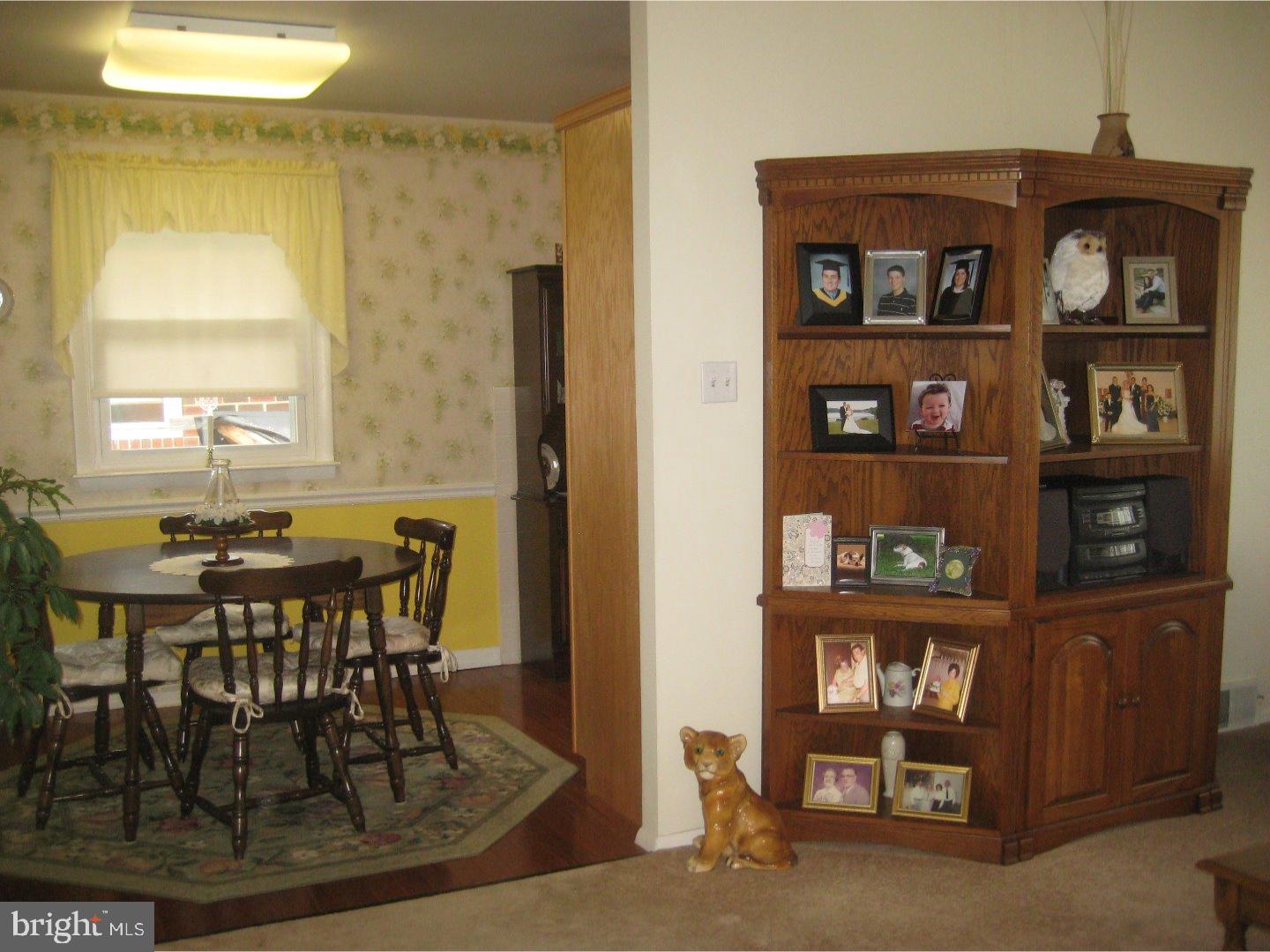 644 Colebrook Road Philadelphia, PA 19115 - Photo 7 of 25 Living Room
