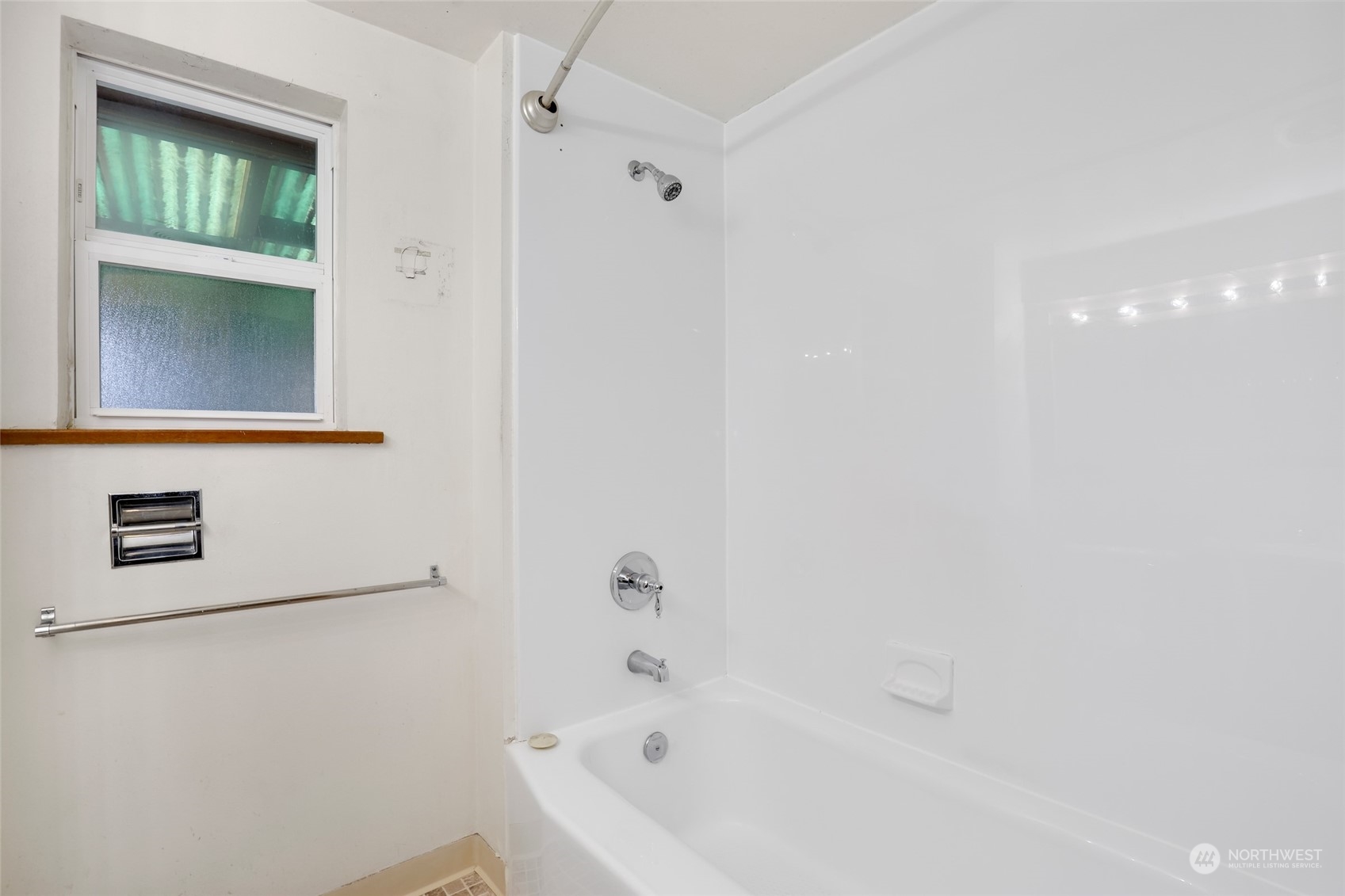 1608 Shattuck Avenue South Renton, WA 98055 - Photo 18 of 38 a bathroom with a bathtub