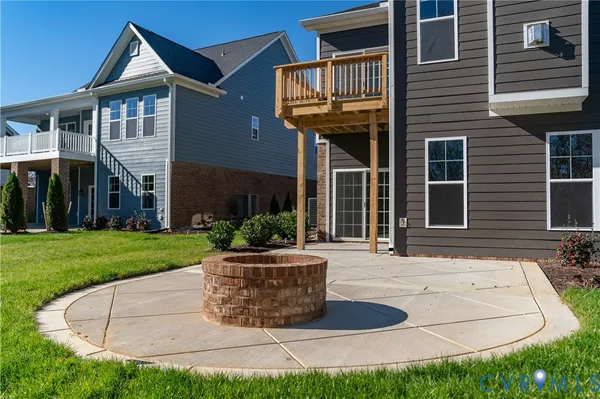 a view of backyard with plants and trees