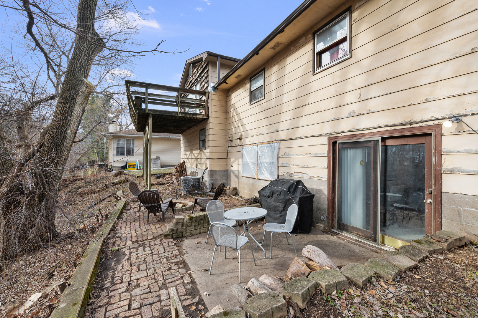 3604 32nd Avenue Moline, IL 61265 - Photo 33 of 36 a view of a patio with table and chairs and potted plants