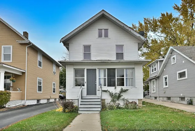 $250,000 | 528 Woodlawn Avenue, Aurora, IL 60506