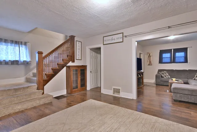 $250,000 | 528 Woodlawn Avenue, Aurora, IL 60506