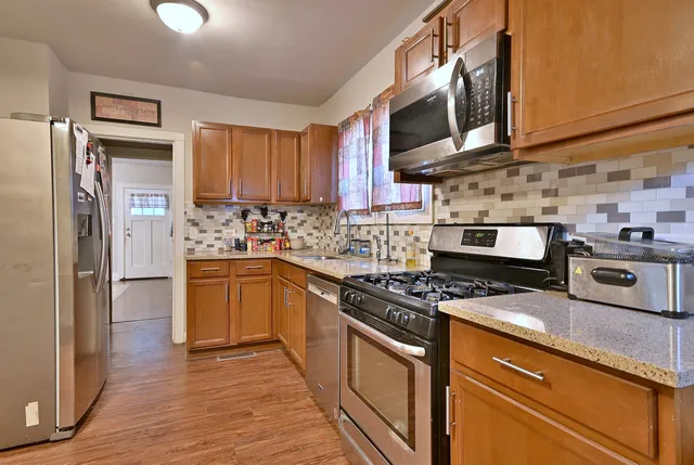 $250,000 | 528 Woodlawn Avenue, Aurora, IL 60506