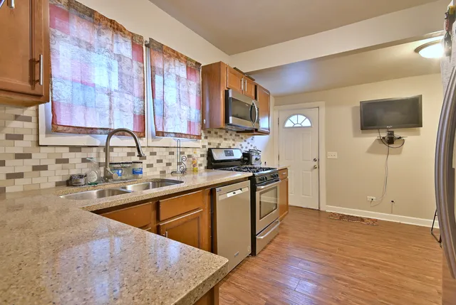 $250,000 | 528 Woodlawn Avenue, Aurora, IL 60506