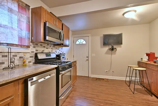 $250,000 | 528 Woodlawn Avenue, Aurora, IL 60506