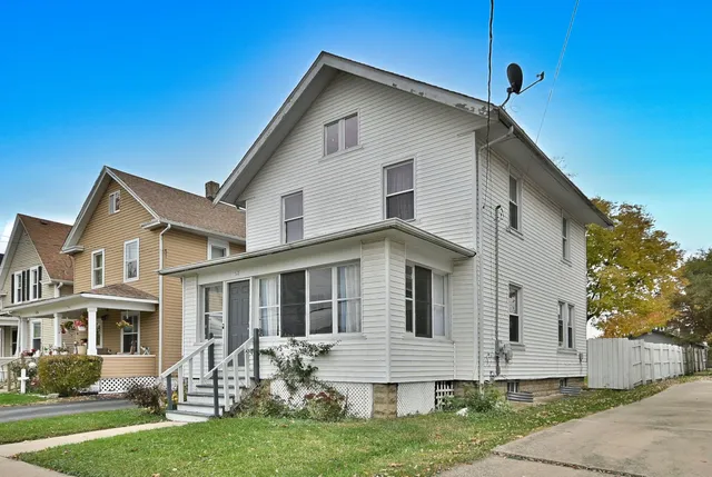 $250,000 | 528 Woodlawn Avenue, Aurora, IL 60506
