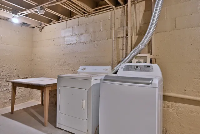 $250,000 | 528 Woodlawn Avenue, Aurora, IL 60506