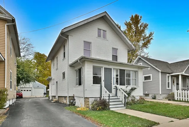 $250,000 | 528 Woodlawn Avenue, Aurora, IL 60506