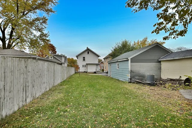 $250,000 | 528 Woodlawn Avenue, Aurora, IL 60506