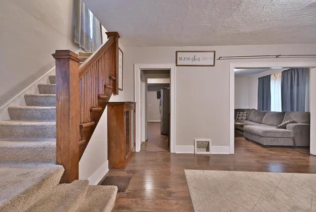 $250,000 | 528 Woodlawn Avenue, Aurora, IL 60506