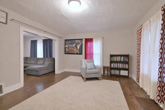 $250,000 | 528 Woodlawn Avenue, Aurora, IL 60506