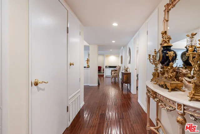 $899,999 | 14521 Benefit Street, Unit 207, Sherman Oaks, CA 91403