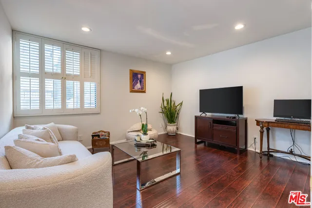 $899,999 | 14521 Benefit Street, Unit 207, Sherman Oaks, CA 91403