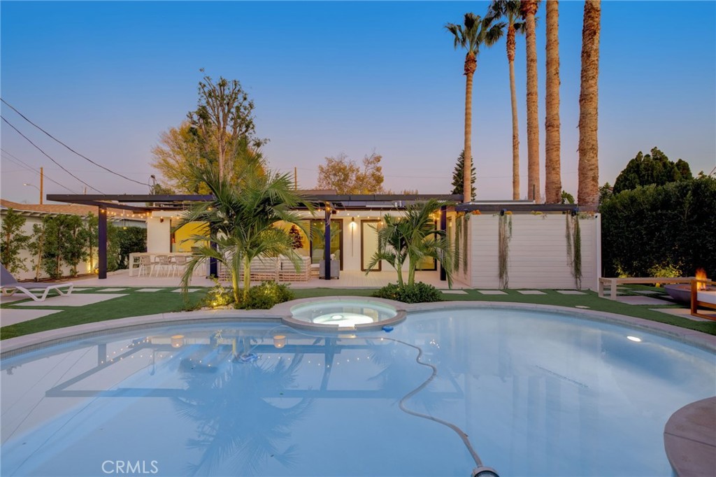 8161 Encino Avenue Northridge, CA 91325 - Photo 67 of 72 a view of a volley ball court