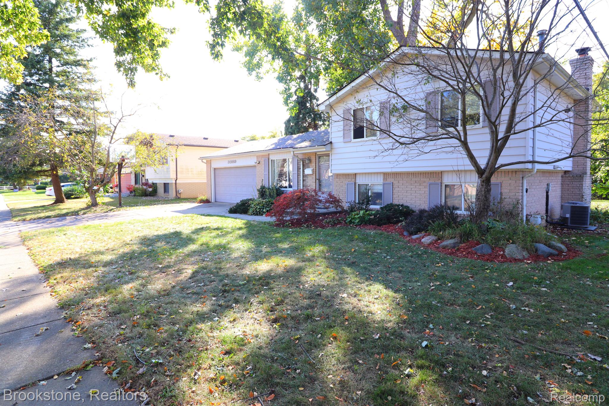 30089 Merrick Warren, MI 48092 - Photo 2 of 53 front yard/house 3