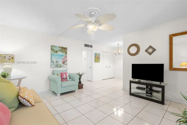 $179,900 | 2400 Northeast 10th Street, Unit 210, Pompano Beach, FL 33062