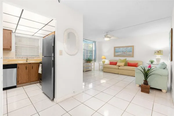 $179,900 | 2400 Northeast 10th Street, Unit 210, Pompano Beach, FL 33062