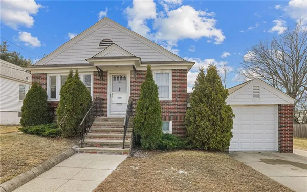 $3,300 | 196 Wardlaw Avenue, Providence, RI 02908