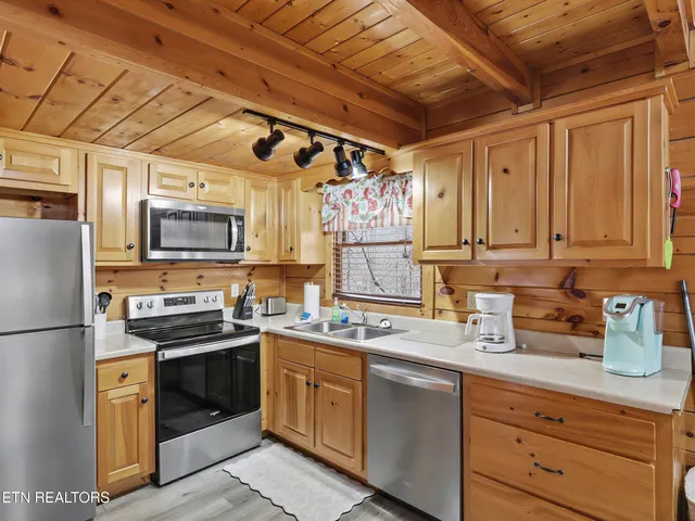 $699,900 | 952 Iron Mountain Road, Sevierville, TN 37863