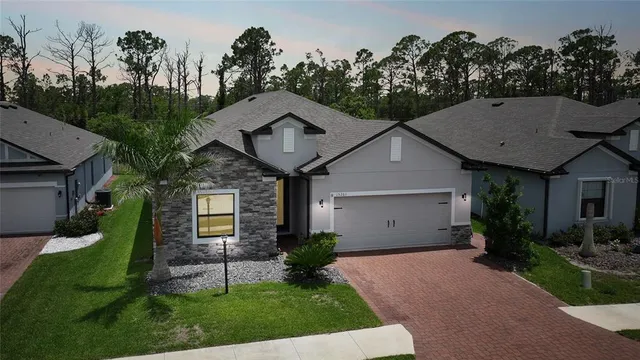 a picture of a small white building