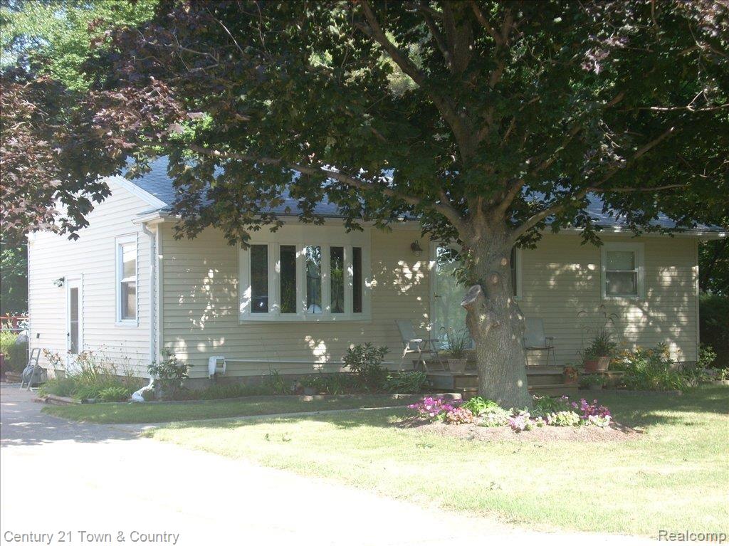 204 Crescent Road Waterford, MI 48327 - Photo 1 of 19 Front of Home