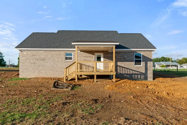 a view of a house with backyard