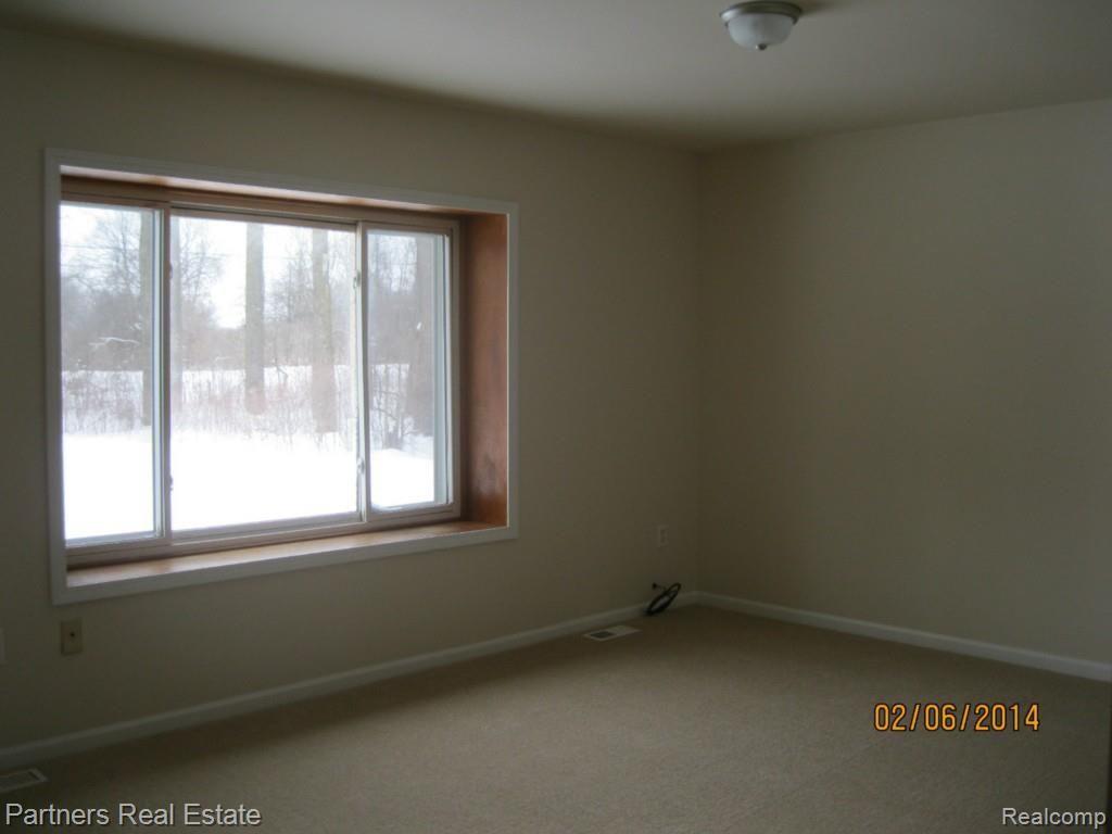 9201 West Allen Road Fowlerville, MI 48836 - Photo 4 of 11 Living Room.jpg