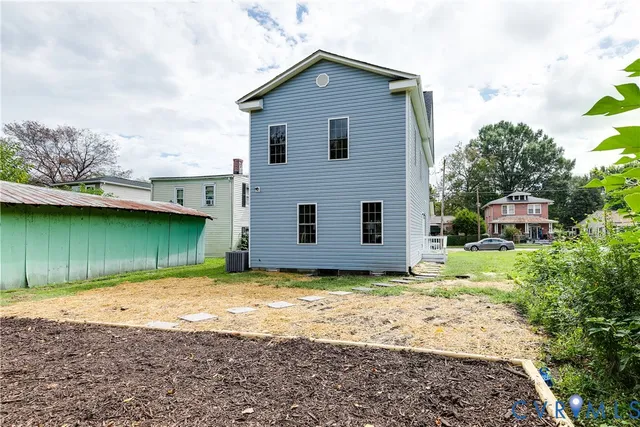 a view of a house with backyard and garden